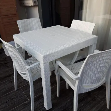 Kusadasi, Davutlar Mah. 1+1 Mobilyali Site Icinde Yazlik