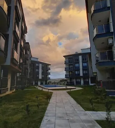 Kusadasi, Davutlar Mah. 1+1 Mobilyali Site Icinde Yazlik Kuşadası